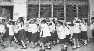  ??  ?? EARTHQUAKE PREPAREDNE­SS – Students of Pasil Elementary School in Cebu City take part in the 3rd quarter Nationwide Simultaneo­us Earthquake Drill Thursday. Pasil is the pilot area for Cebu province for holding such drills organized by the Office of Civil Defense. (Juan Carlo de Vela)