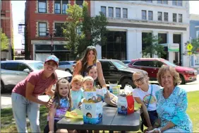  ?? LYRIC AQUINO — THE MORNING JOURNAL ?? Laura Jackson, left, Addy, 5, Martha, 6, Dorothy, 9, Emma 9, Jen Fought, Betsy, 11, and Brigid St. Marie enjoy a lunch June 17 in Ely Square in downtown Elyria.