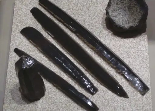  ??  ?? Obsidian blades and cores on exhibit at the MNA