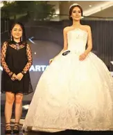  ?? GUSLAN GUMILANG/JAWA POS ?? HASIL KERJA KERAS: Aurela Fedora Santoso (tengah) terpilih sebagai The Best Student 2018. CANTIK: Nadya Artamara, salah seorang siswa Sekolah Make Up.com, bersama Bella Aprilia, model yang memperagak­an gaun pengantin karya Vina Wijayanti.