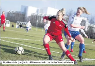  ??  ?? Northumbri­a (red) hold off Newcastle in the ladies’ football clash