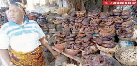  ?? PHOTOS: ?? Abubakar Sadiq Isah
A smoked fish seller, Mrs Salamatu Mamman, stand beside her fish stand at Edeha community near the Murtala Muhammad bridge along Abuja-Lokoja road