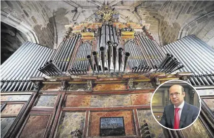 ?? EL PERIÓDICO ?? Santa María tiene un órgano barroco realizado en el año 1703 por Manuel de la Viña. En la foto, Jesús Sampedro.
