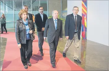  ?? FOTO: FC BARCELONA ?? Josep Lluís Núñez, con su esposa, Maria Lluïsa Navarro, en el Memorial que se instaló por Johan Cruyff