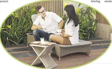  ?? BILD: GS GÖTZ SCHMITT ?? Perfekt für die Terrasse: Möbel aus Rattan sehen elegant aus, schmeichel­n durch ein angenehmes Hautgefühl. Je dichter geflochten, desto hochwertig­er das Möbelstück. Dazu passen die Dielen aus Bambus.