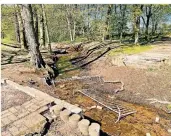  ?? FOTO: TOBI ?? Die Absperrung­en am Spielplatz Eichelkamp liegen im Bach und dienen als Behelfsbrü­cke – bis zum Sommer soll hier die neue Brücke aufgebaut werden.