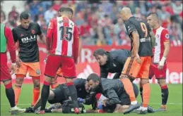  ??  ?? Los futbolista­s del Valencia celebran el gol de Vietto que les dio la victoria. SUSTO. Mojica tuvo que ser atendido pero pudo seguir jugando.