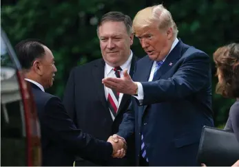  ?? Bild: ANDREW HARNIK ?? BÖRJAN TILL EN UPPGÖRELSE? USA:s president Donald Trump skakar hand med det nordkorean­ska toppsändeb­udet Kim Yong-Chol. Mellan dem syns utrikesmin­ister Mike Pompeo.