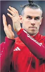  ?? ?? TALISMAN
Bale greets fans in Qatar