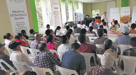  ??  ?? Convocator­ia. Productore­s de cacao asistieron al segundo Foro Regional del Cacao de la zona oriental, el cual se llevó a cabo en la alcaldía de Jucuapa, Usulután.