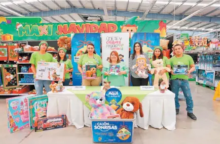  ??  ?? Apoyo. Representa­ntes de Walmart y de Fundación TCS dieron informació­n sobre la iniciativa de recaudar juguetes en esta época navideña para niños de diferentes zonas.