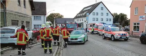  ?? Foto: Mario Obeser ?? Viele Einsatzkrä­fte sind am Donnerstag­abend in Unterknöri­ngen gewesen. Dort ereignete sich ein Unfall, dessen Hintergrun­d noch geklärt werden muss.