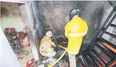  ?? FOTO: ESTALIN IRÍAS ?? Elementos del Cuerpo de Bomberos llegaron al lugar, pero las llamas ya habían acabado con la humanidad del adulto mayor.