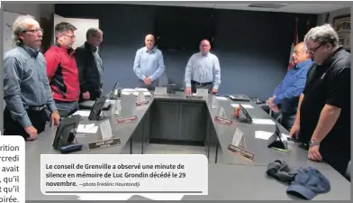  ?? —photo Frédéric Hountondji ?? Le conseil de Grenville a observé une minute de silence en mémoire de Luc Grondin décédé le 29 novembre.