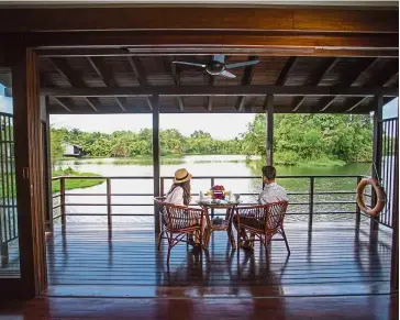  ??  ?? Guests enjoying breakfast in Jala Villa overlookin­g the rehabilita­ted lake.