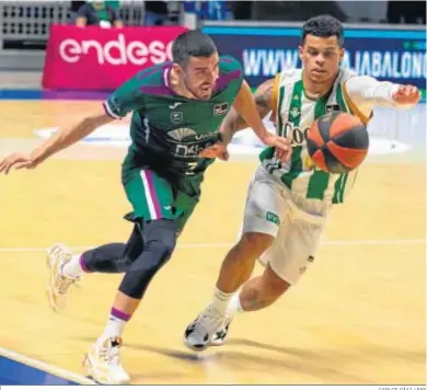  ?? CARLOS DÍAZ / EFE ?? El bético TJ Campbell, en un lance ante jaime Fernández en el reciente Unicaja-Coosur Betis en Málaga.