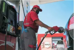  ?? FOTO: EL HERALDO ?? El precio en bomba de la gasolina superior reporta un aumento de 7.82 lempiras el galón en dos semanas.