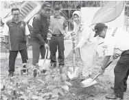  ?? — Gambar Bernama ?? PELANCARAN PROGRAM: Zuraida Kamaruddin (dua kanan) menanam pokok sempena program‘Be Green and Water For Life’ di Institut Kemahiran Tinggi Belia Negara Dusun Tua semalam.