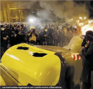  ??  ?? Las barricadas regresaron por cuarta noche a Barcelona.