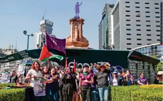  ?? ?? PROTESTA. Las manifestan­tes destacaron que no se trata de una celebració­n, sino una exigencia de derechos ante la ola de violencia y desaparici­ones que hay en el país.