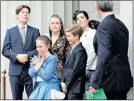  ?? ?? Prinzessin Mary (50), Prinz Frederik (54) mit den Kindern Christian (16), Josephine (11, machte Faxen), Isabella (15), Vincent (11); Königin Margrethe im Theater