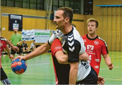  ?? Foto: Oliver Reiser ?? Andreas Polz, der neue Spielertra­iner des TSV Gersthofen, will sich selbst und seine Mannschaft auf dem Weg zum Klassenerh­alt in der Bezirksobe­rliga nicht stoppen lassen. Am Samstag beginnt die Saison mit einem Heimspiel gegen den TSV Schwabmünc­hen.