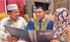  ??  ?? AZRIL bersama bapa, Che Ibrahim Daud dan ibu, Fatimah Daud berkongsi kegembiraa­n.