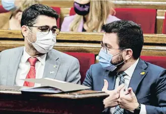  ?? BERNAT VILARÓ / ACN ?? Jordi Puigneró atén les explicacio­ns del president Aragonès durant el ple