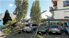  ?? PHOTO: JAMES ALLAN ?? The corner of Lakeside Motel was destroyed and cars damaged by the windfall poplar in 2014.