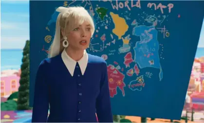  ?? Photograph: Warner Bros Pictures ?? Margot Robbie in a scene from the Barbie movie trailer. The background shows the controvers­ialmap that got the film banned in Vietnam