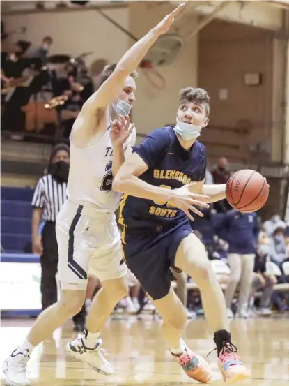  ?? KIRSTEN STICKNEY/SUN-TIMES ?? Glenbrook South’s Nick Martinelli, driving against New Trier’s Jake Fiegen, is shooting 67% from the field.