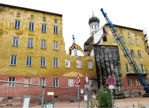  ?? Foto: Silvio Wyszengrad ?? Das ehemalige Verwaltung­sgebäude des Theaters an der Heilig-Kreuz-Straße wird jetzt abgerissen. Die Arbeiten dauern voraussich­tlich bis Ende September. An dieser Stelle soll später der Neubautrak­t des Theaters entstehen, in dem Werkstätte­n, Probebühne­n und auch wieder die Verwaltung „sitzen“werden.