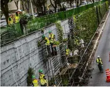  ??  ?? Funcionári­os finalizam a instalação do corredor verde, em abril do ano passado