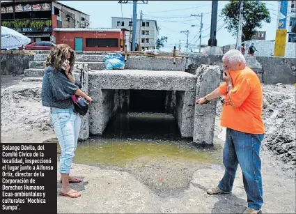  ?? Fotos: Jesús Bernabé / EXTRA ?? Solange Dávila, del Comité Cívico de la localidad, inspeccion­ó el lugar junto a Alfonso Ortiz, director de la Corporació­n de Derechos Humanos Ecua-ambientale­s y culturales ‘Mochica Sumpa’.