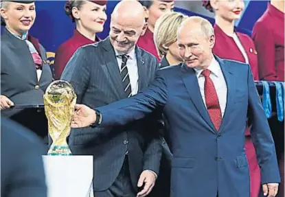  ?? (AP) ?? Se mira y se toca. Infantino y Putin, que acaricia la Copa del Mundo, ese objeto de deseo.