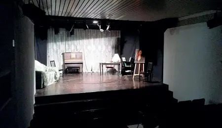  ??  ?? Il palco del Piccolo Teatro di Bari Gli spettacoli riprendono stasera con La pescatrice di perle di Valeria Simone A destra l’attrice barese Nietta Tempesta