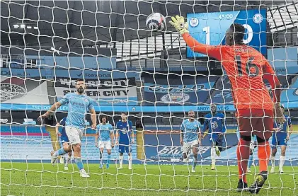  ??  ?? Servido. El Kun Agüero eligió picar el penal y Mendy se dio el lujo de frenarlo con su mano izquierda.