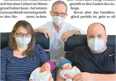  ?? FOTO: SANA ?? Dr. Thomas Büsser (M.) mit den Zwillingse­ltern Claudia und Tim Schubert. Der leitende Oberarzt hat die Familie in der Schwangers­chaft begleitet.