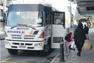  ?? PHOTO: GERARD O’BRIEN ?? Noncomplia­nt . . . A backup Pine Hill bus stops in George St after several Ritchies vehicles experience mechanical faults.