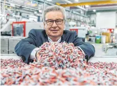  ?? FOTO: ULI DECK/DPA ?? Klaus Fischer, Inhaber der Unternehme­nsgruppe Fischer, hält in einer Produktion­shalle am Standort Waldachtal Dübel in seinen Händen.