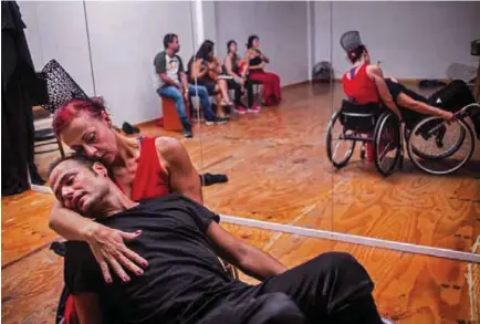  ??  ?? PIONEROSGa­lán ensaya con la bailaora Lola López, a quien la polio dejó en silla de ruedas. Conoció a Galán en uno de sus talleres y hoy es su pareja de baile. «Vamos a ser pioneros –le dice Galán–. Pero también vamos a recibir muchas críticas».