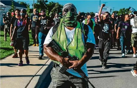  ?? Foto: Profimedia ?? Žádná spravedlno­st, žádní koně Pod tímto heslem protestova­li lidé proti slavným dostihům v Louisville ve státě Kentucky.