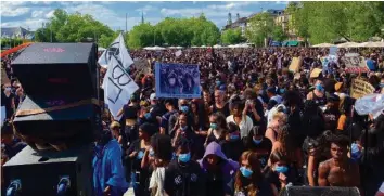  ??  ?? In die Black-Lives-Matter-Demonstrat­ion in Zürich mischten sich gewaltbere­ite Linksextre­me und Ultras.