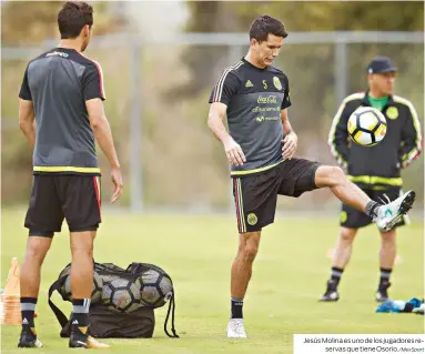  ??  ?? Jesús Molina es uno de los jugadores reservas que tiene Osorio./MexSport