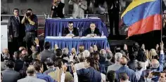  ??  ?? A una semana de la celebració­n de las elecciones a la Asamblea Constituye­nte, la oposición designó a nuevos magistrado­s, en una ceremonia al aire libre.