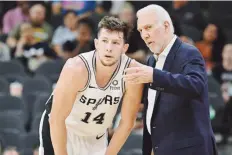  ?? AP ?? RESPALDO.
Gregg Popovich, a la derecha, se mostró complacido por la reacción que ha tenido el Comisionad­o de la NBA ante la crisis en China.