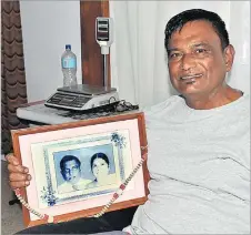  ?? Picture: ATU RASEA ?? Praveen Kumar with the picture his late parents at his home in Navua.