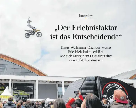  ?? FOTO: IMAGO IMAGES ?? Stuntfahre­r bei der Autotuning-Messe Tuning World Bodensee im vergangene­n Jahr: In Zeiten, in denen man die Ware auch online abrufen könne, werde das Erlebnis bei Messen wichtiger, sagt Klaus Wellmann.