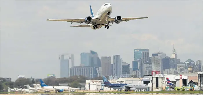  ?? DAVID FERNÁNDEZ / EFE ?? Aeroparque. Por el aeropuerto metropolit­ano pasaron 11,2 millones de personas en 10 meses.