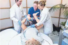  ?? FOTO: KLINIK ?? Beim Simulation­sraining werden die Mitarbeite­r der Frauenklin­ik optimal für die Zusammenar­beit als Team bei Geburtsnot­fällen schult.